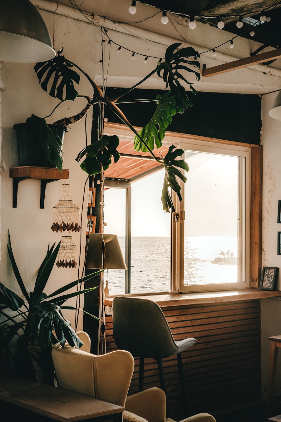 Ventana amplia con luz natural en la sala de terapia